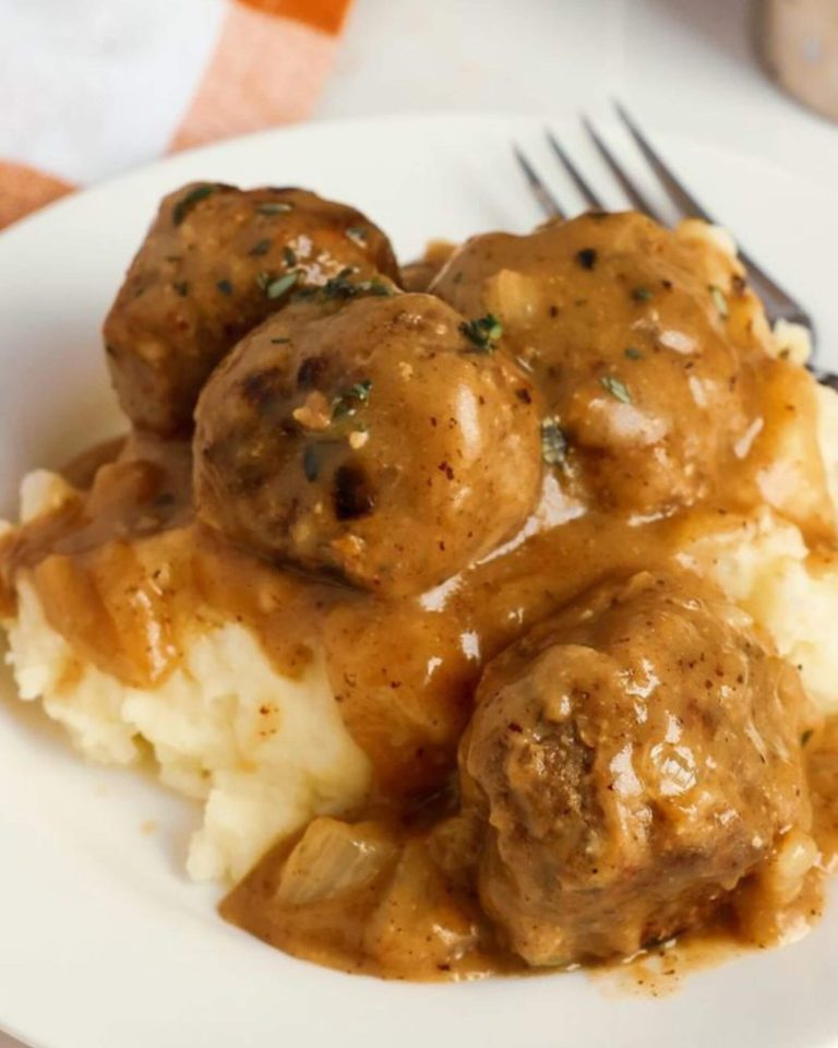 Meatballs and Gravy: A Homestyle Comfort Food Delight